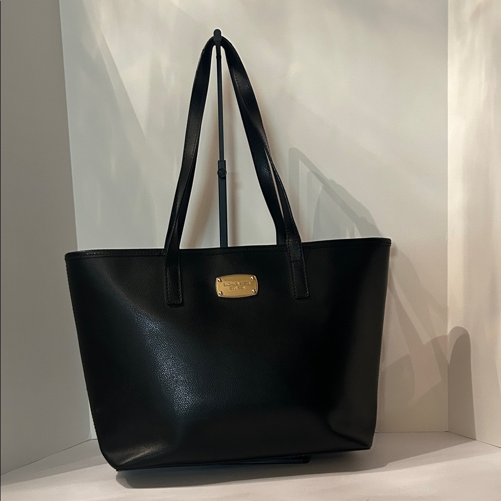 Michael Kors Elegant Black Leather Tote